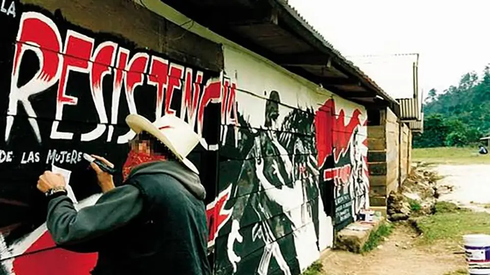 Esta es una de las pocas fotos de Banksy en Chiapas junto a las comunidades del EZLN / Redes Sociales