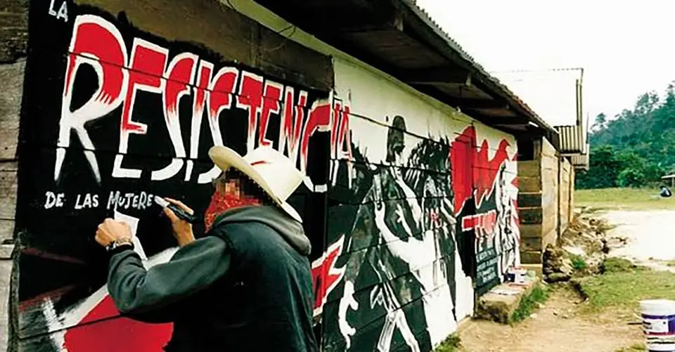 Esta es una de las pocas fotos de Banksy en Chiapas junto a las comunidades del EZLN / Redes Sociales