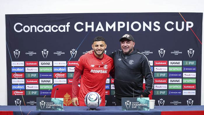 Alexis Vega y Antonio Mohame en conferencia de prensa previo al partido de Toluca en Concachampions | IMAGO 7