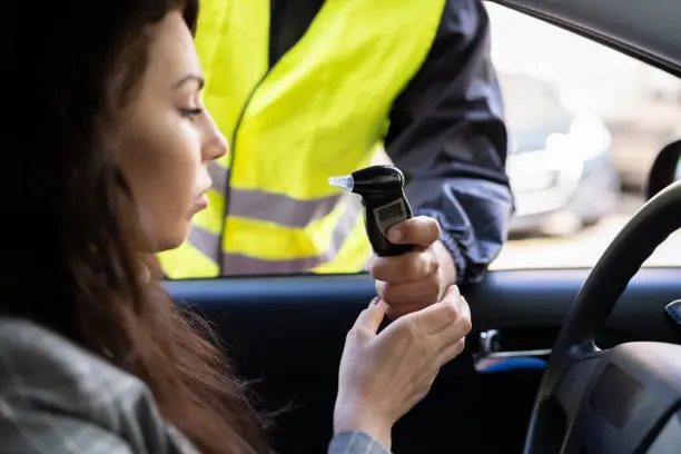 El alcoholímetro es un instrumento para medir la concentración de alcohol en la sangre de una persona. / iStock