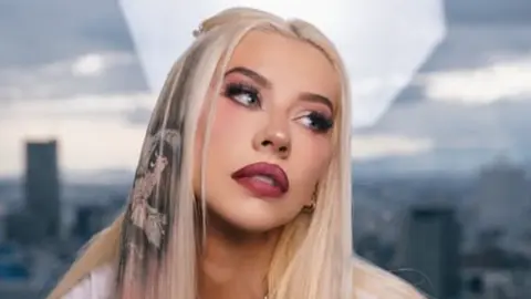 El concierto de Christina Aguilera apenas duró una hora lo que ocasionó el descontento de sus fans. / @xtina