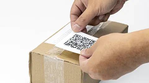 Escanear códigos QR desconocidos puede poner en riesgo tu información bancaria./ Pixabay