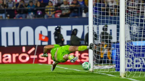 Andrés Sánchez no pudo detener el tiro de Juninho l IMAGO7