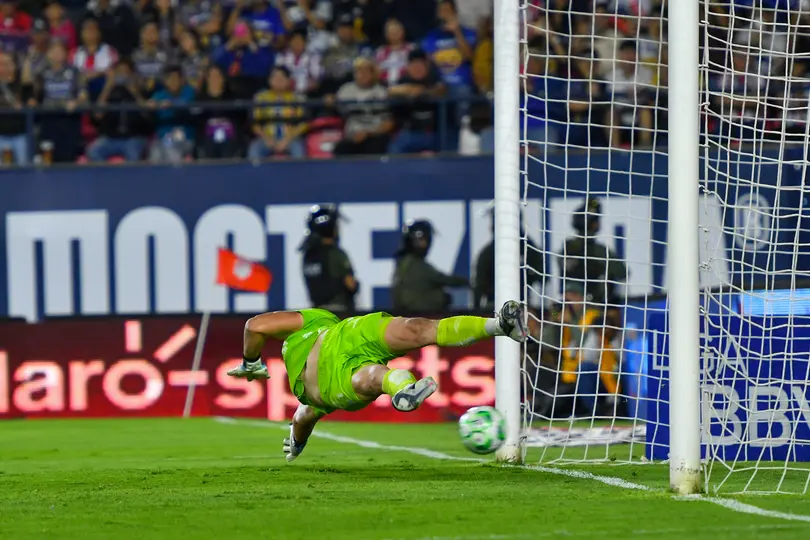 Andrés Sánchez no pudo detener el tiro de Juninho l IMAGO7