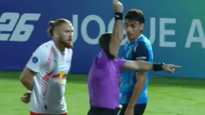 ¡Insólito! Futbolista argentino se lleva expulsión por dos faltas en la misma jugada en la Copa Sudamericana