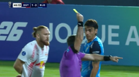 ¡Insólito! Futbolista argentino se lleva expulsión por dos faltas en la misma jugada en la Copa Sudamericana