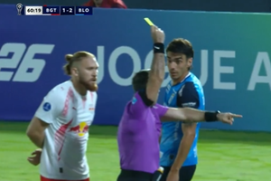 ¡Insólito! Futbolista argentino se lleva expulsión por dos faltas en la misma jugada en la Copa Sudamericana