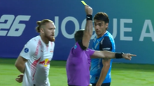 ¡Insólito! Futbolista argentino se lleva expulsión por dos faltas en la misma jugada en la Copa Sudamericana