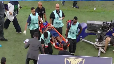 ¡Insólito! Futbolista patea a camilleros para que reaccionen ante dramático golpe de compañero
