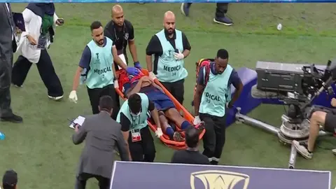 ¡Insólito! Futbolista patea a camilleros para que reaccionen ante dramático golpe de compañero