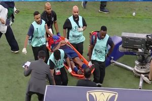 ¡Insólito! Futbolista patea a camilleros para que reaccionen ante dramático golpe de compañero