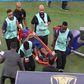 ¡Insólito! Futbolista patea a camilleros para que reaccionen ante dramático golpe de compañero