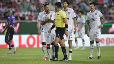 ¡Insólito en la Liga MX! VAR tarda más de 6 minutos en un penal claro en Mazatlán vs Querétaro