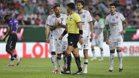 ¡Insólito en la Liga MX! VAR tarda más de 6 minutos en un penal claro en Mazatlán vs Querétaro