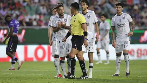 Guillermo Pacheco Larios siendo encarado por jugadores del Mazatlán | MEXSPORT