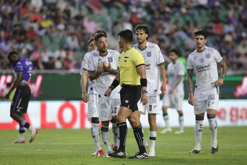 Guillermo Pacheco Larios siendo encarado por jugadores del Mazatlán | MEXSPORT