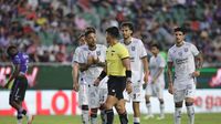 ¡Insólito en la Liga MX! VAR tarda más de 6 minutos en un penal claro en Mazatlán vs Querétaro