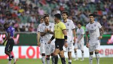 ¡Insólito en la Liga MX! VAR tarda más de 6 minutos en un penal claro en Mazatlán vs Querétaro