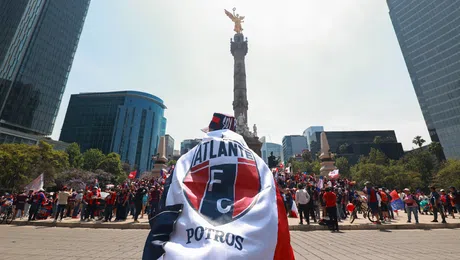 Atlante celebra 110 años de historia con impresionante caravana en CDMX
