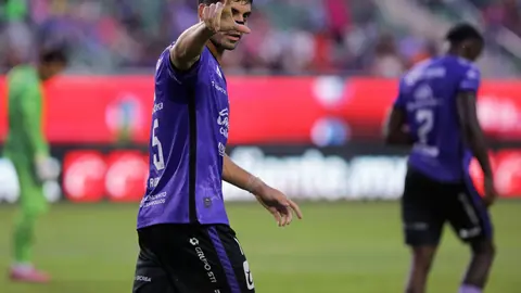 Brian Rubio marcándole a Querétaro para poner en ventaja al Mazatlán