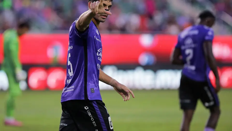 Brian Rubio marcándole a Querétaro para poner en ventaja al Mazatlán