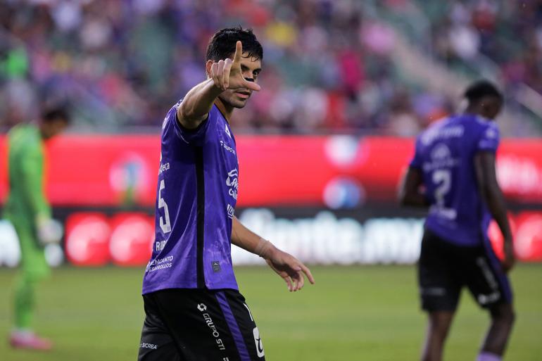 Brian Rubio marcándole a Querétaro para poner en ventaja al Mazatlán | MEXSPORT