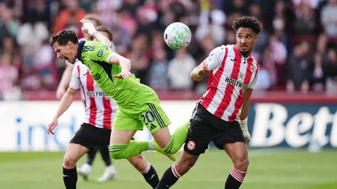 Sasa Lukic del Fulham y Kevin Schade del Brentford I AP