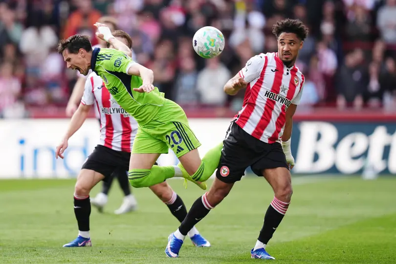 Sasa Lukic del Fulham y Kevin Schade del Brentford I AP
