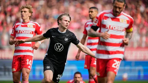 Patrick Wimmer del Wolfsburg tras anotar a Unión Berlín en la Bundesliga I AP