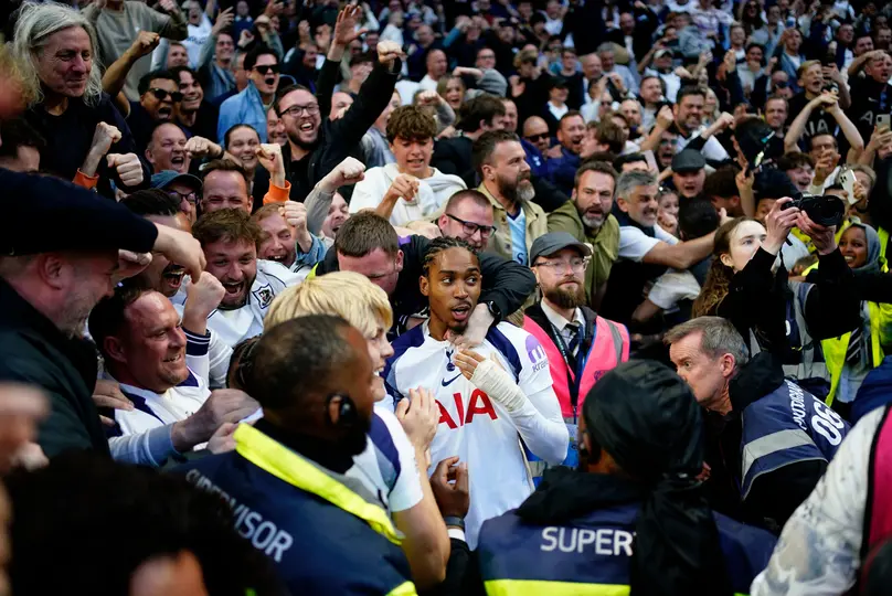 Aficionados del Tottenham molestos en las gradas