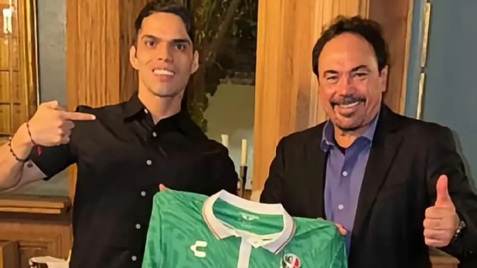 Hugo Sánchez se reunió con el fan que limpió su placa en el Riyadh Metropolitano