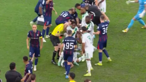 Tnesión por el golpe recibido del jugador del Johor l CAPTURA