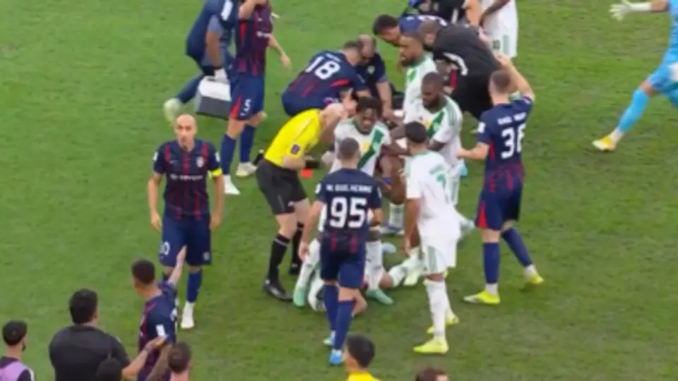 Tnesión por el golpe recibido del jugador del Johor l CAPTURA