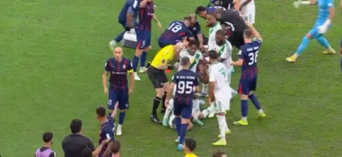Tnesión por el golpe recibido del jugador del Johor l CAPTURA