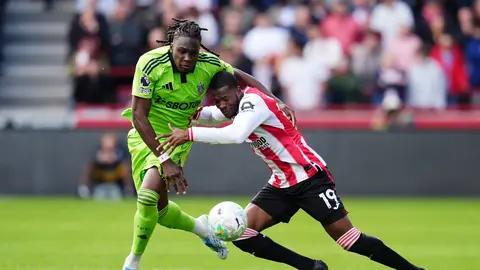 Calvin Bassey del Fulham y Dango Ouattara de Brentford en Premier League I AP