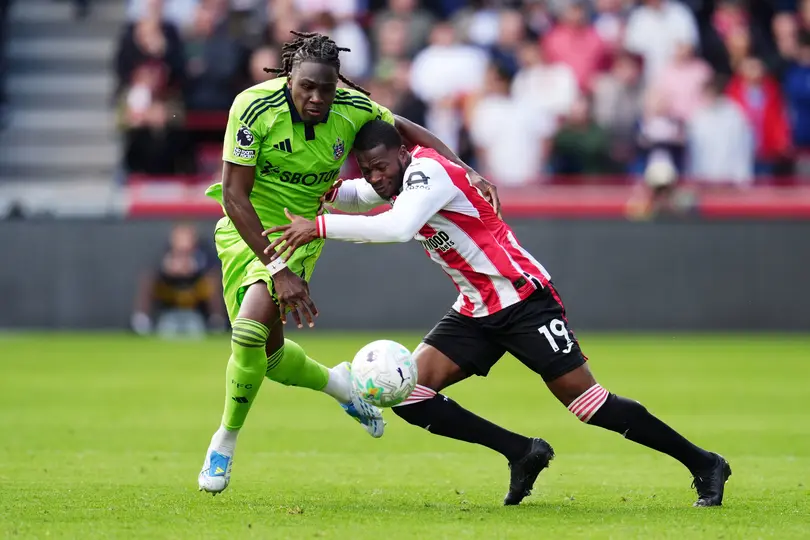 Calvin Bassey del Fulham y Dango Ouattara de Brentford en Premier League I AP