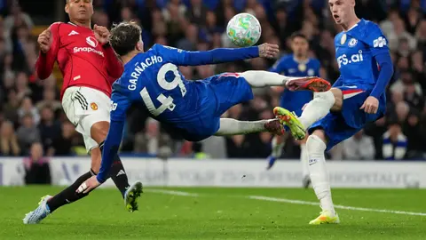 Remate de Alejandro Garnacho contra el Manchetser United I AP