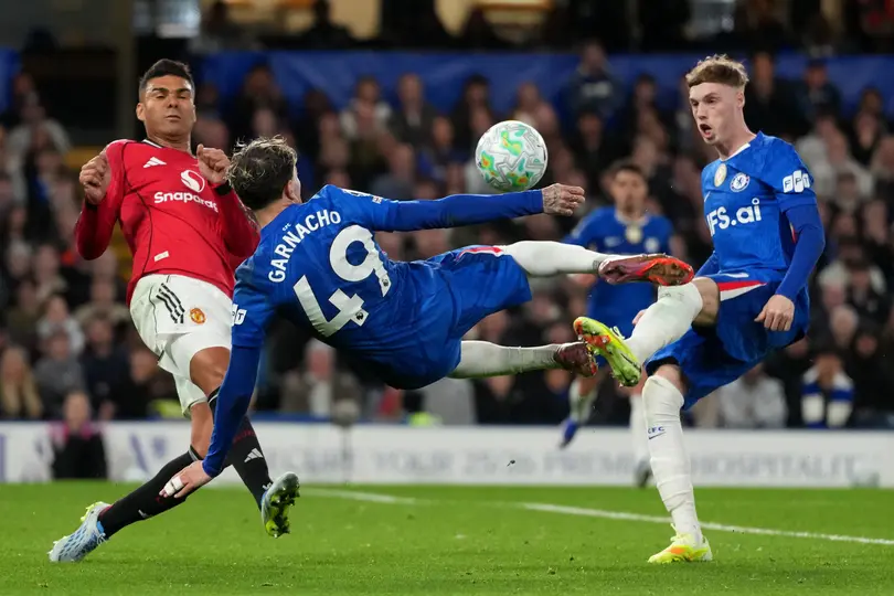 Remate de Alejandro Garnacho contra el Manchetser United I AP