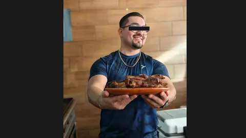 “El Taurus” se volvió popular en redes por promocionar su negocio “Carnitas Fit Taurus”. / FB: Juan Carlos Taurus