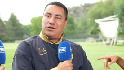 Efraín Juárez es sorprendido por excremento de pájaro en entrevista y lo limpia con el escudo de Pumas