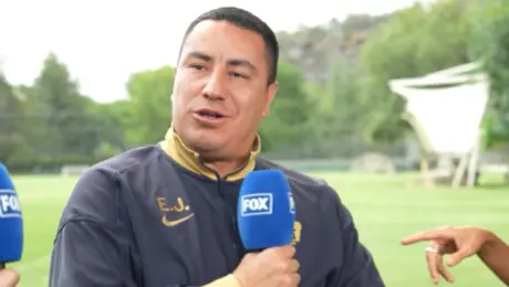 Efraín Juárez es sorprendido por excremento de pájaro en entrevista y lo limpia con el escudo de Pumas