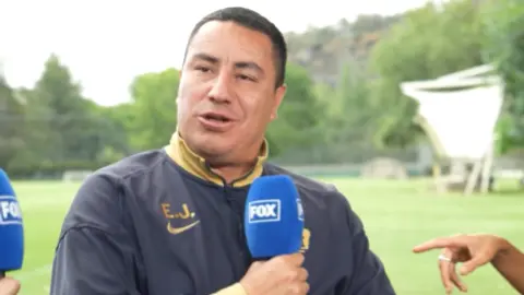 Efraín Juárez es sorprendido por excremento de pájaro en entrevista y lo limpia con el escudo de Pumas