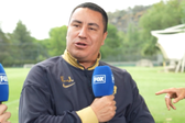 Efraín Juárez es sorprendido por excremento de pájaro en entrevista y lo limpia con el escudo de Pumas