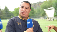 Efraín Juárez es sorprendido por excremento de pájaro en entrevista y lo limpia con el escudo de Pumas