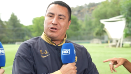 Efraín Juárez es sorprendido por excremento de pájaro en entrevista y lo limpia con el escudo de Pumas