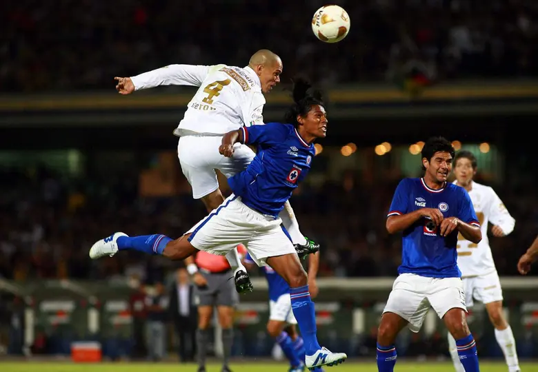 Joel Huiqui con Cruz Azul como jugador en un partido ante Pumas | MEXSPORT