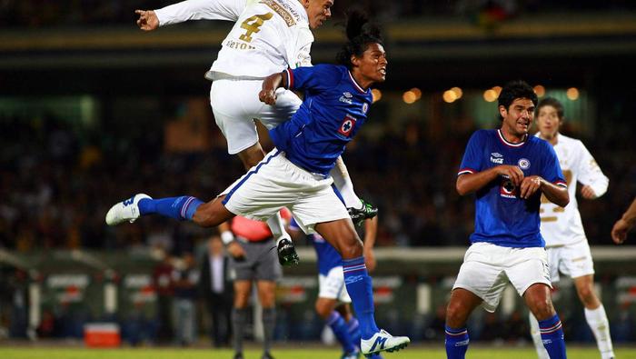 Joel Huiqui con Cruz Azul como jugador en un partido ante Pumas | MEXSPORT