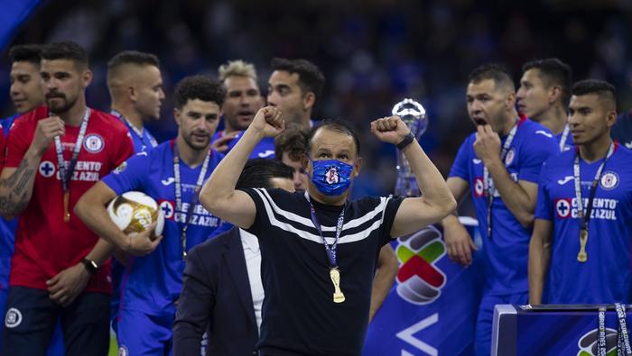 Juan Reynoso en celebración como técnico de Cruz Azul en el Guardianes 2021 | MEXSPORT