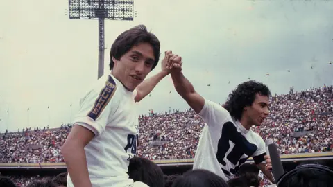 Manuel Negrete y Hugo Sánchez, festejan el título de la 80-81 sobre Cruz Azul. l MEXSPORT