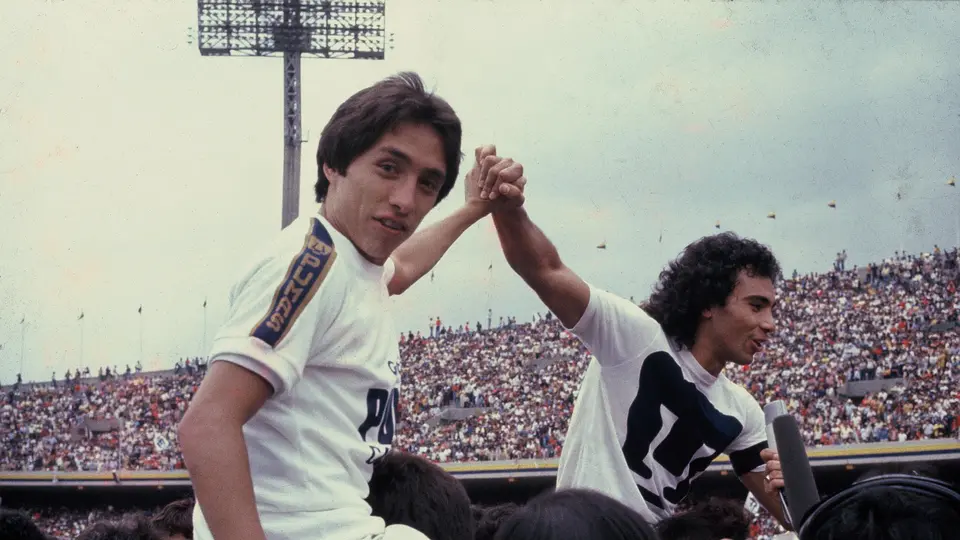 Manuel Negrete y Hugo Sánchez, festejan el título de la 80-81 sobre Cruz Azul. l MEXSPORT